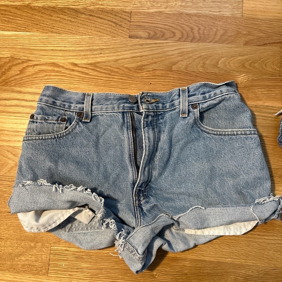 VINTAGE LEVI’S 550 MEDIUM WASH DENIM SHORTS!! LIKE NEW, VERY GOOD CONDITION!! - Picture 3 of 5